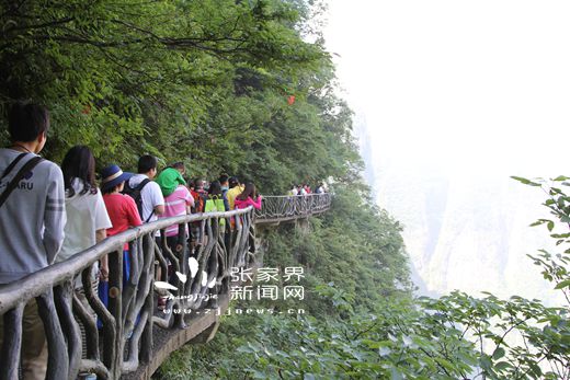 游人體驗天門山頂懸崖棧道 丁云娟攝_副本.jpg