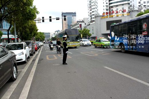 圖為民警正在維護(hù)交通秩序_副本.jpg