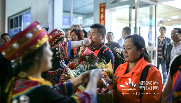 昆明環(huán)衛(wèi)使者抵達張家界，受到土家攔門酒禮遇，李東群攝_副本.jpg