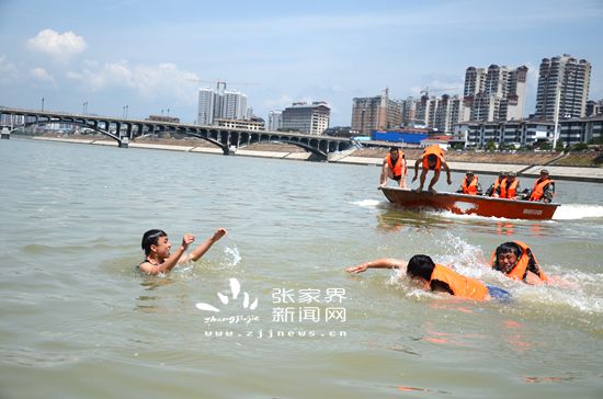 2015年5月9日，烈日下，張家界市永定區(qū)民兵舟橋骨干澧水河中奮力營(yíng)救溺水青年救援演練現(xiàn)場(chǎng)（符曉嘉攝）_副本.jpg