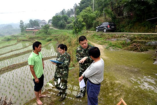 該站官兵分成兩組先后走訪了該村8個組的貧困學(xué)生家庭_副本.jpg