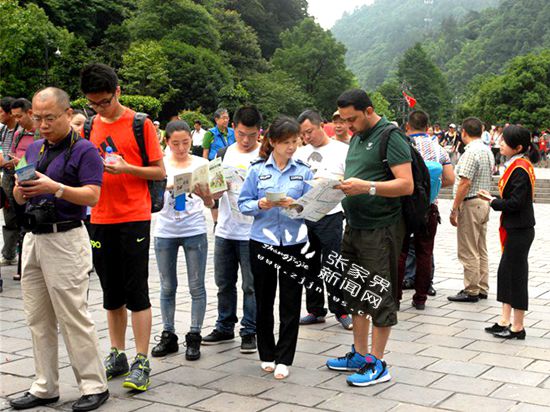 向游客介紹旅游安全知識 鄭海燕 攝_副本.jpg