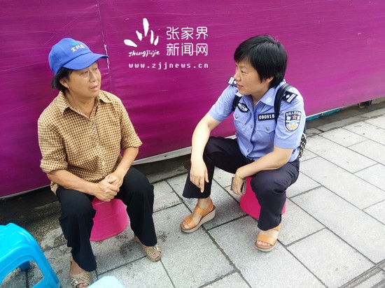 永定公安分局黨員民警進(jìn)社區(qū)與群眾“聊家常”2_副本.jpg