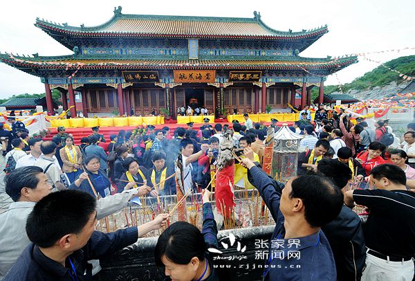 天門山寺香客如云 小龍攝_副本.jpg