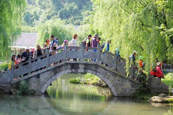 中外游客匯集黃龍洞景區(qū).jpg