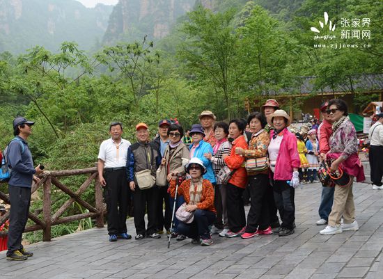 韓國(guó)游客在武陵源核心景區(qū)十里畫廊留影（吳勇兵攝）_副本.jpg