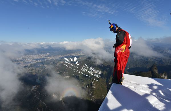 張樹鵬站在覆蓋積雪的起跳臺上準(zhǔn)備起跳 董兵攝_副本.jpg