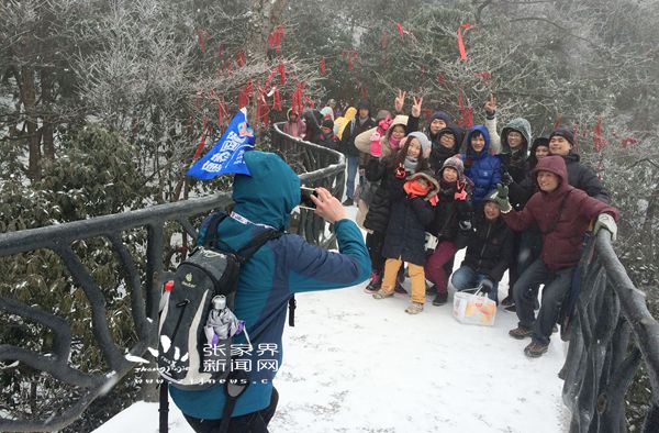 偶遇新年雪，游人們欣喜不已 丁云娟攝_副本.jpg