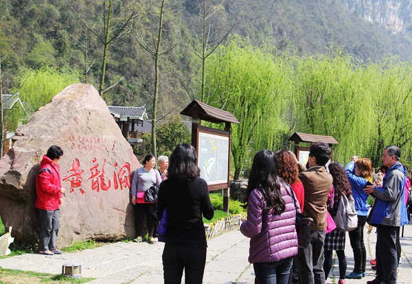 一批馬來西亞客人在景區(qū)參觀.jpg