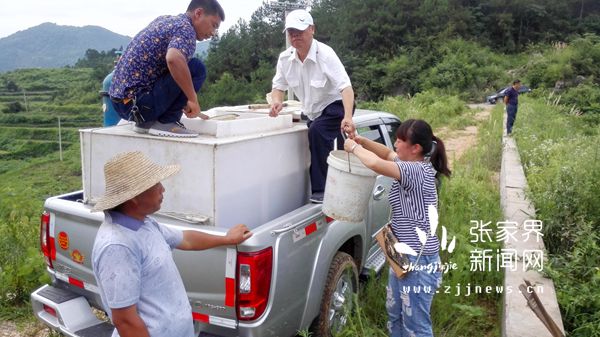 精準(zhǔn)扶貧建檔立卡戶瞿慶麗用桶接魚(yú)苗_副本.jpg