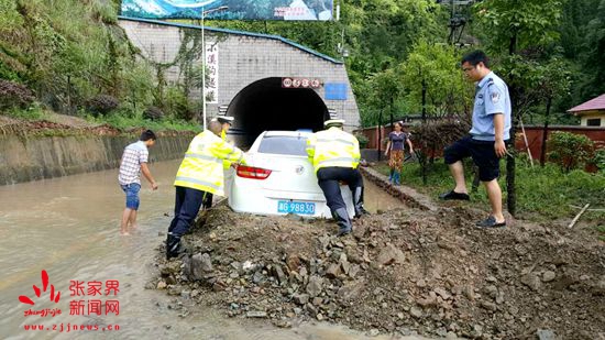 民警正在救援中.jpg