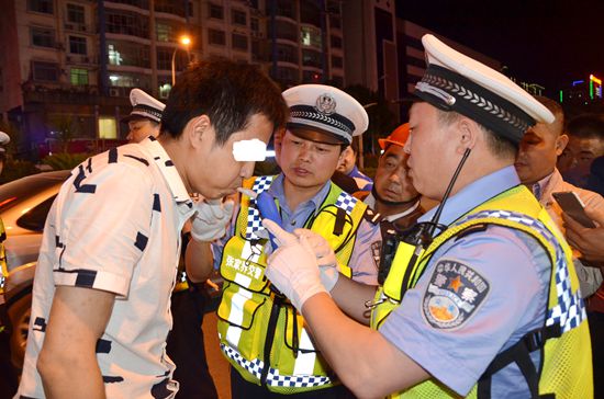 圖為民警正在進行安全檢查.JPG