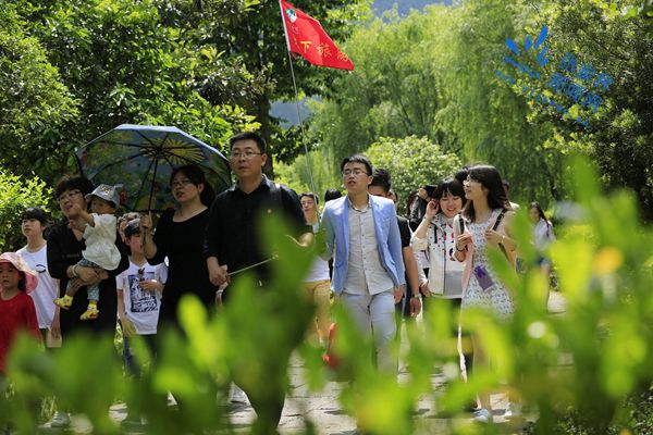 游客在張家界黃龍洞景區(qū)生態(tài)廣場游覽。黃龍洞景區(qū)今年接待收入再破億元（吳勇兵攝）_副本.jpg