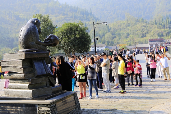 景區(qū)游客與“后天”景點(diǎn)留影：攝影：毛建初.jpg