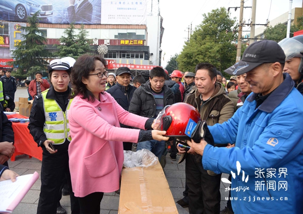 李凌市政府秘書長贈(zèng)送頭盔_副本.jpg