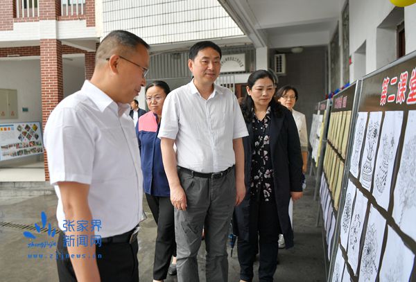 市長在市直機(jī)關(guān)直屬幼兒園和大庸橋小學(xué)走訪慰問 (2)_副本.jpg