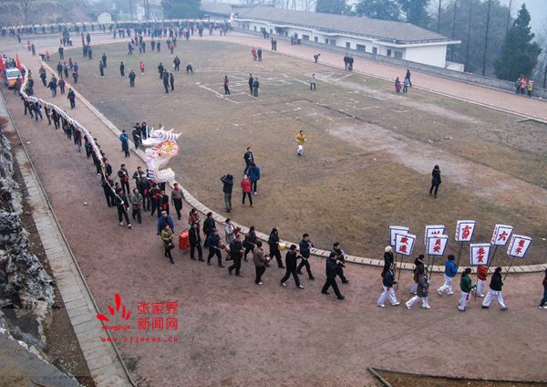 慈利縣龍?zhí)逗渔?zhèn)每年都會組織板板龍燈展演_副本.jpg