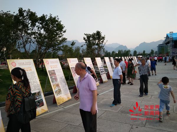 現(xiàn)場(chǎng)觀眾有序觀看非遺展_副本.jpg