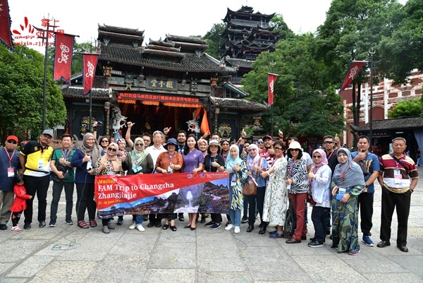 馬來(lái)西亞旅行商一行考察土家風(fēng)情園.JPG