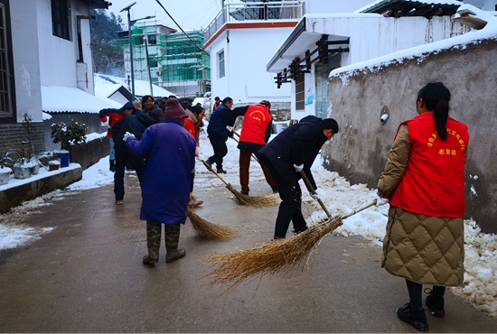 清掃黃家坪村入村主干道的積雪.jpg