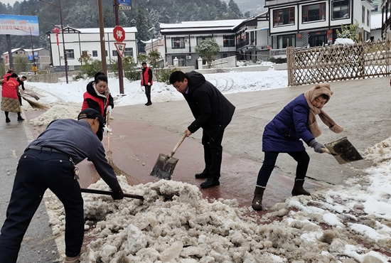 清掃武陵山大道黃家坪村段的積雪.jpg