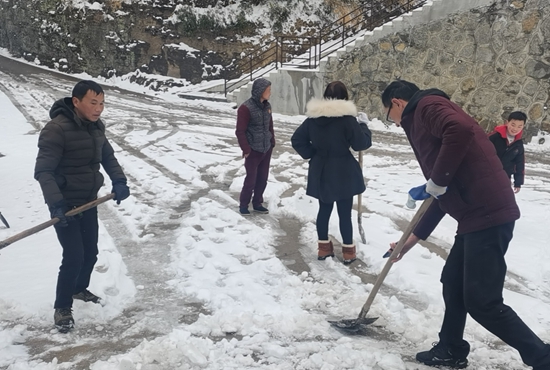 群眾也自發(fā)投入到“掃雪鏟冰行動”中.jpg