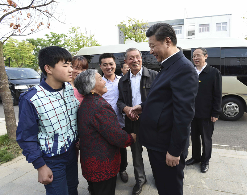 2016年4月25日，習(xí)近平在安徽省滁州市鳳陽縣小崗村看望當(dāng)年大包干帶頭人嚴(yán)金昌（右三）一家。