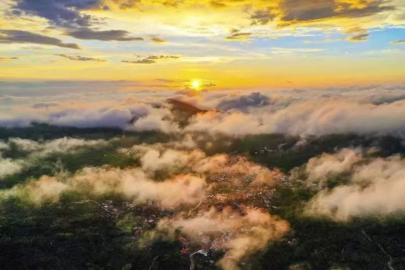 圖為云霧繚繞的軍營(yíng)村，群山盡翠，紅瓦掩映。廈門市委宣傳部供圖