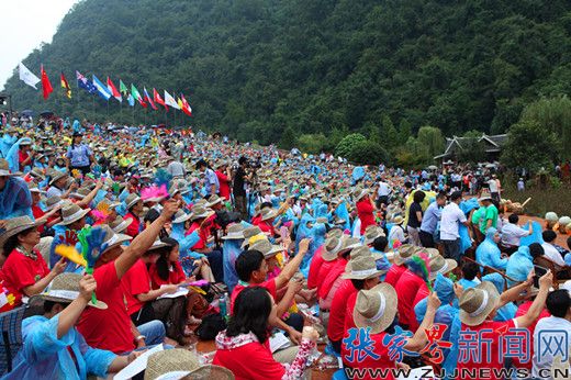 2013張家界國(guó)際鄉(xiāng)村音樂(lè)周激情啟幕 2.jpg